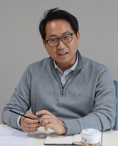 네이버웍스 활용 형태를 소개하고 계신 포스트 커뮤니케이션즈 MC부문장 김성현 님 모습.