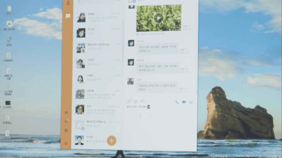 농장의 묘목 동영상을 네이버웍스 메시지로 확인하는 모습.