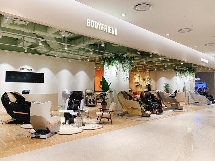 바디프랜드 매장 안 안마의자 모습.