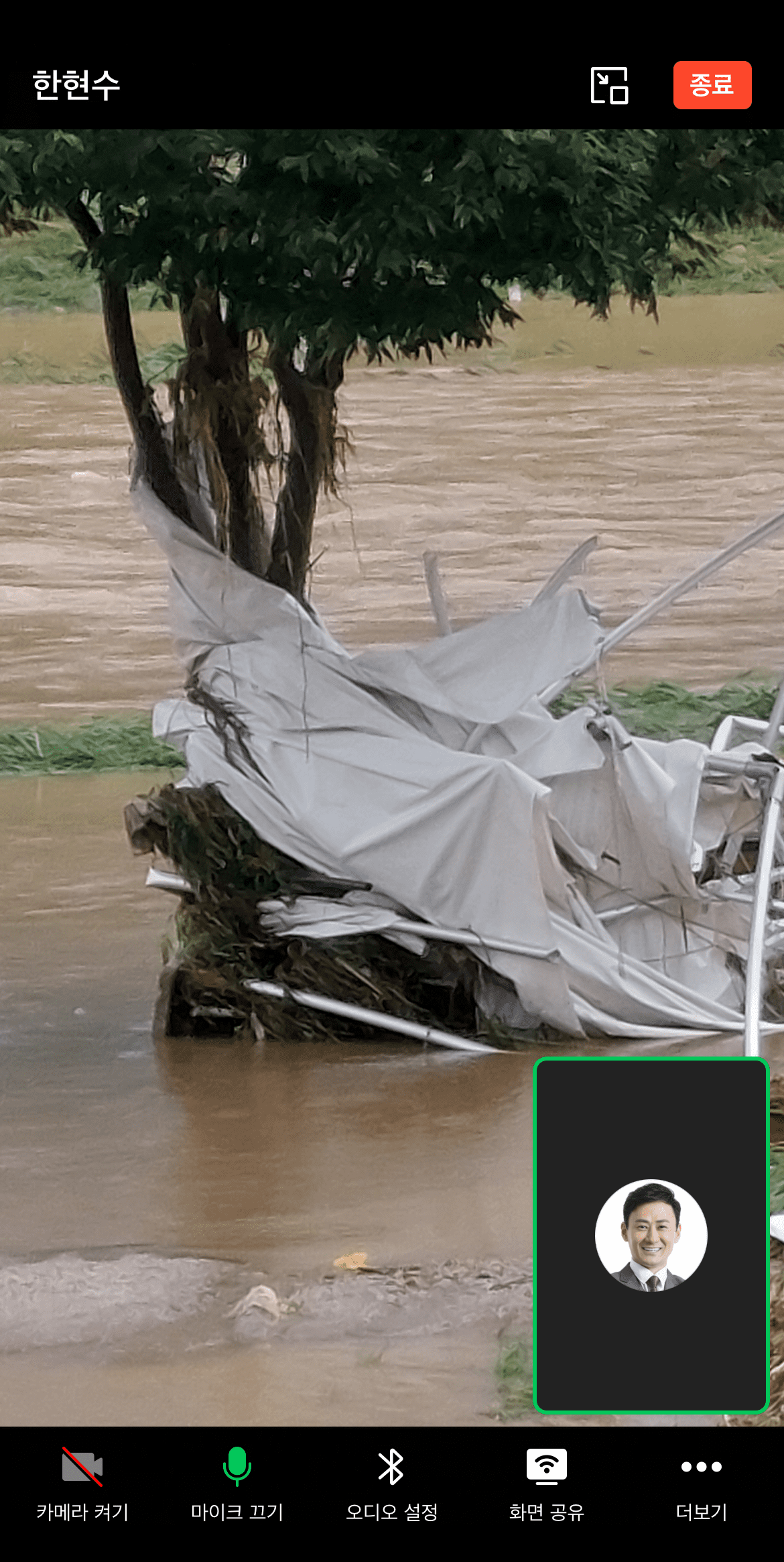 네이버웍스 영상통화 기능을 통해 실시간으로 현장 상황을 전달하고 있는 모습.