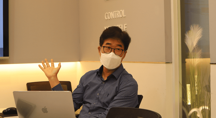 회사를 소개하고 계신 에듀윌 IT 플랫폼본부 박성규 실장님 모습.