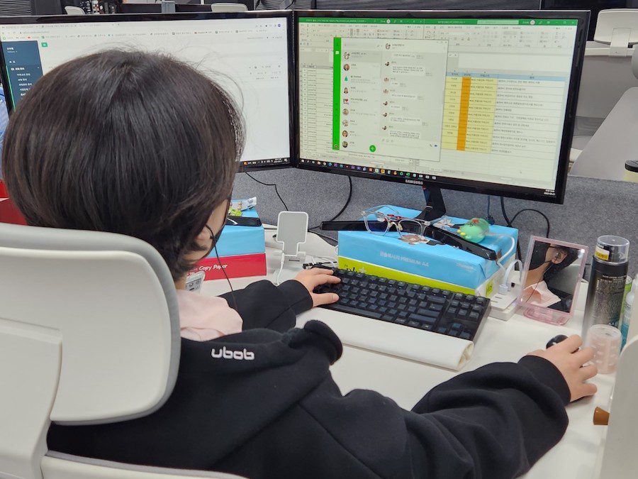 PC 웹에서 네이버웍스 메시지를 사용하는 모습.