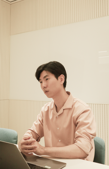 업무를 소개하고 계신 모바일 플랫폼 개발자 하승우 님 모습.