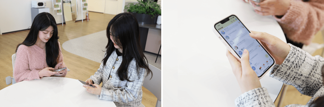  두 명의 직원이 테이블에서 네이버웍스를 활용해 소통하고 있는 모습.