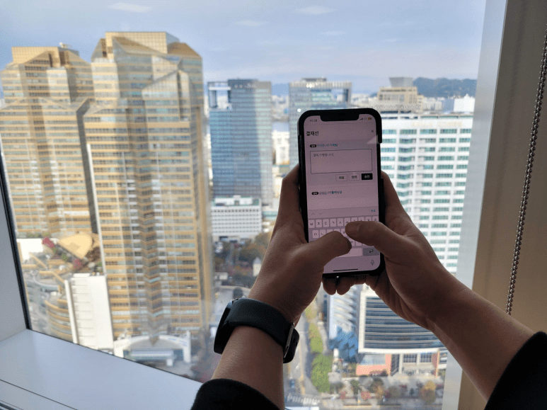 네이버웍스 모바일 앱으로 결재 문서에 승인하는 모습.