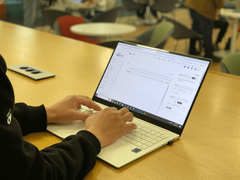 네이버웍스로 결재 문서를 작성하는 화면.