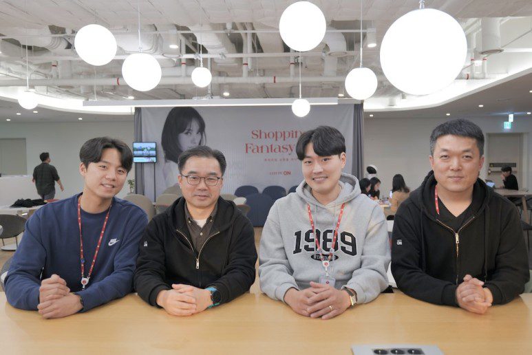 롯데이커머스 Tech 부문 엄순호 매니저, 김종환 부문장, 유민영 매니저, 양재갑 실장님 모습.