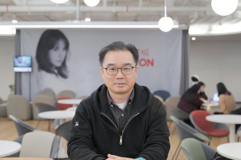 네이버웍스 도입 계기를 소개해주고 계신 롯데이커머스 Tech 부문 김종환 부문장님.