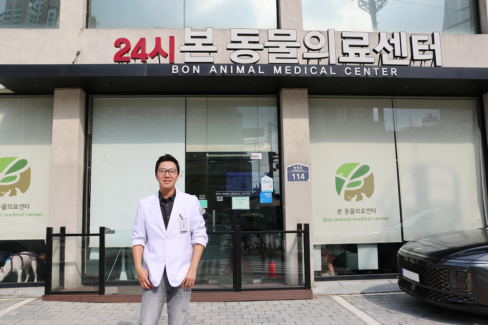 본동물의료센터 전경과 김영범 원장님 모습.