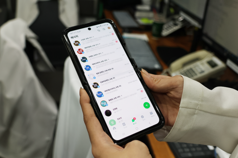 주제별로 네이버웍스 메시지방을 만들어서 소통하는 모습.