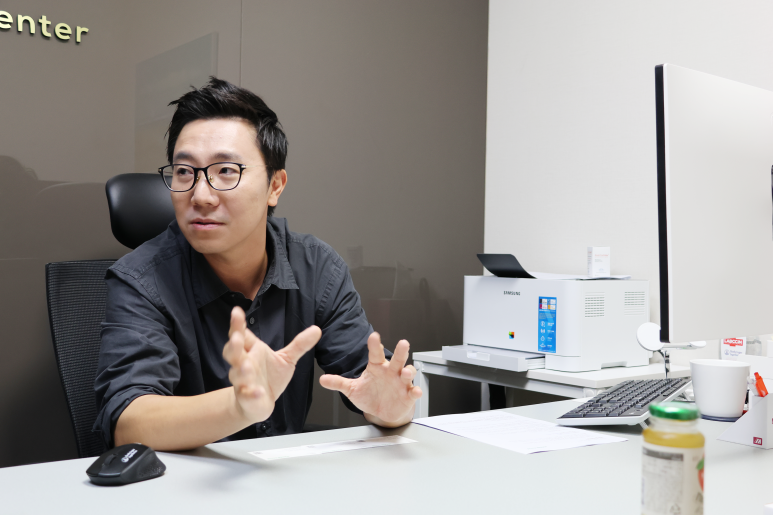 네이버웍스 도입효과를 설명하고 계신 본동물의료센터 김영범 원장님 모습.