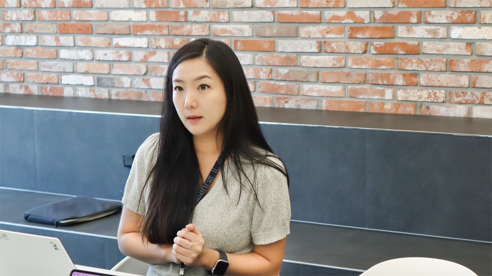 조직 구성에 대해 소개해주시는 콘텐츠랩블루 정현희 팀장님 모습.