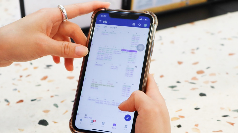 네이버웍스 캘린더를 통해 일정을 체크하고 있는 모습.