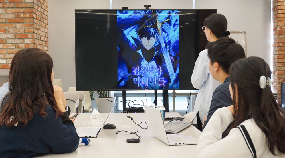 검술명가 막내아들 관련 회의를 진행하고 있는 콘텐츠랩블루 회의실 모습.