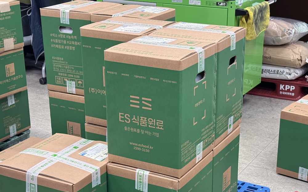 포장이 완료된 ES 식품원료 박스 모습.