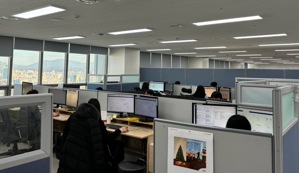 멜킨 스포츠 사무실에서 직원들이 네이버웍스를 통해 업무를 하고 있는 모습.